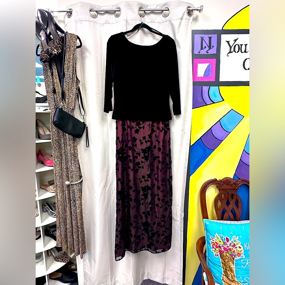 Arianna by Rachel Kaye  black velvet gown-GORGEOUS! Size 12 EXCELLENT CONDITION